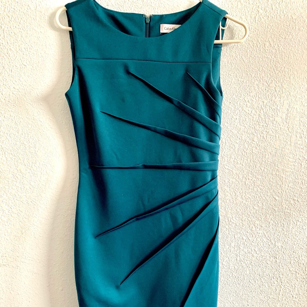 Petite Sleeveless starburst dress